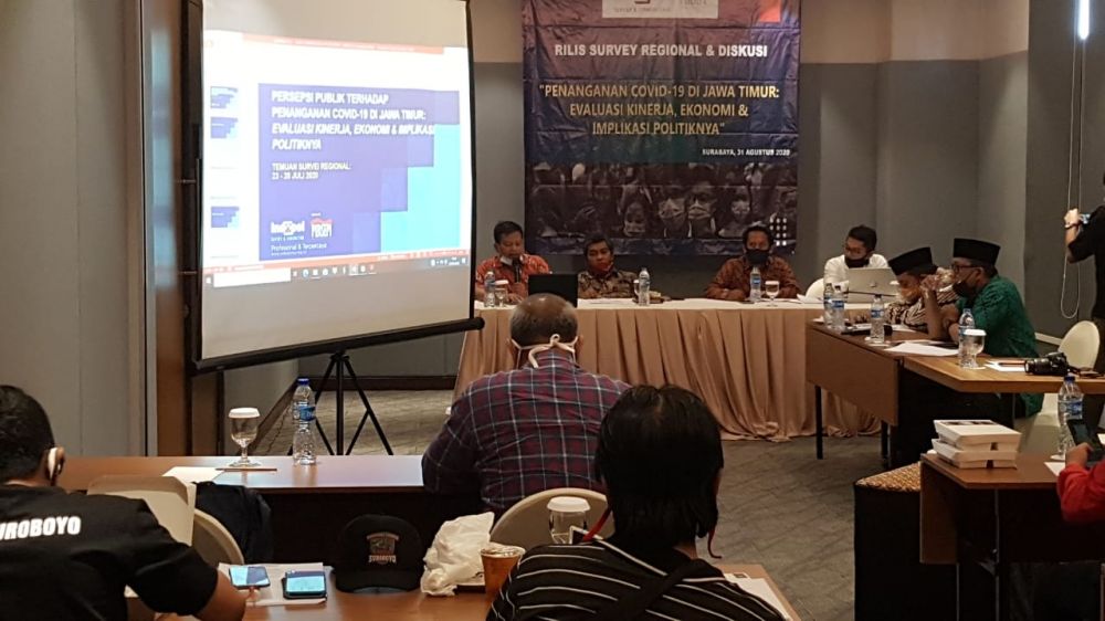 Survei penanganan Covid-19 di Jatim, evaluasi kinerja, implikasi ekonomi dan politik.