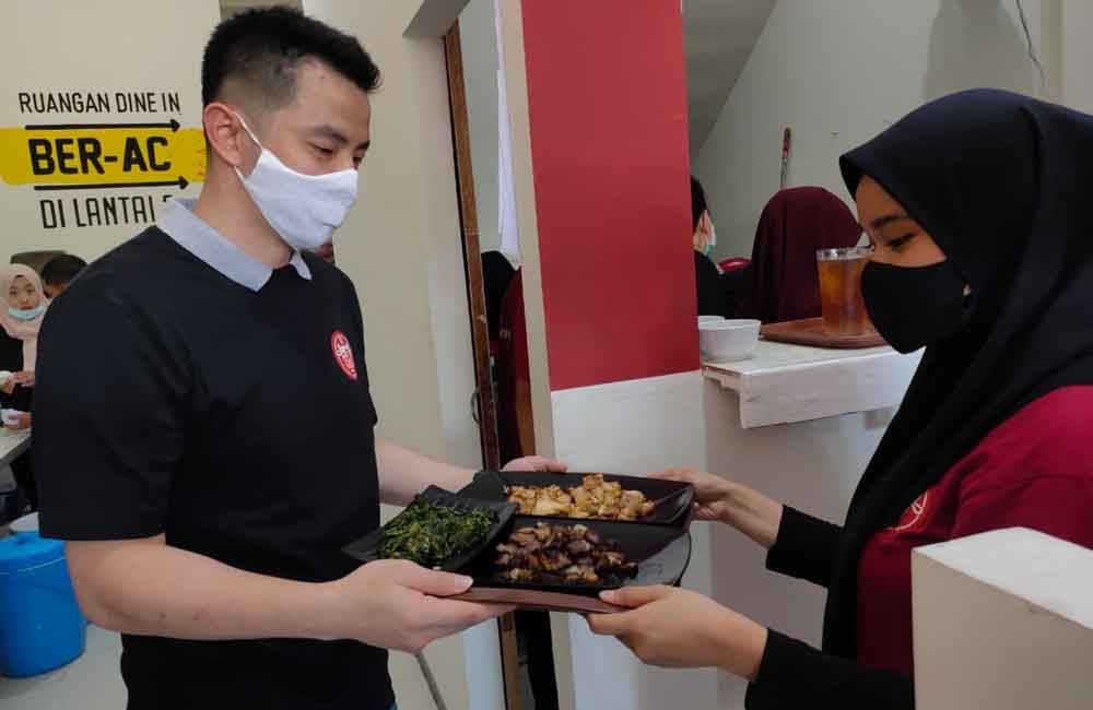 Pengunjung beli di outlet Sei Sapiku