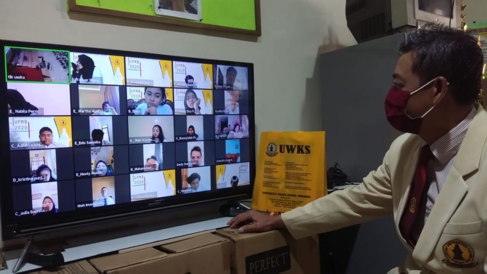 Kepala Humas dan BAK UWKS Andi Aruji saat memantau acara penerimaan mahasiswa baru secara daring