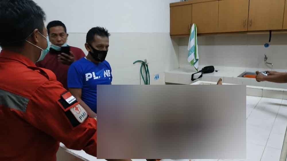 Korban yang ditemukan tewas dibawa ke kamar jenazah