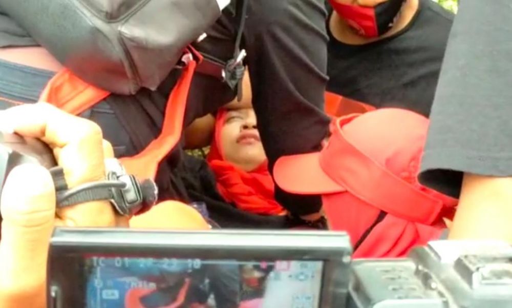 Pendukung Whisnu Sakti Buana pingsan di halaman Kantor DPD PDIP Jatim, Jalan Kendangsari, Surabaya