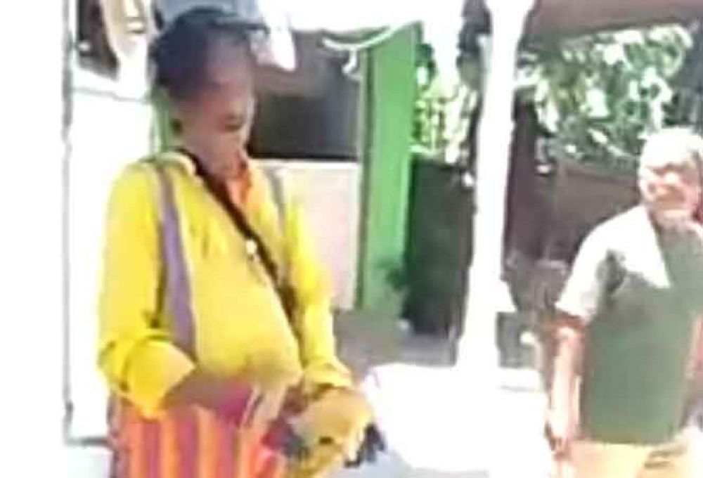 Tangkapan layar video viral badut pencuri pakaian dalam wanita