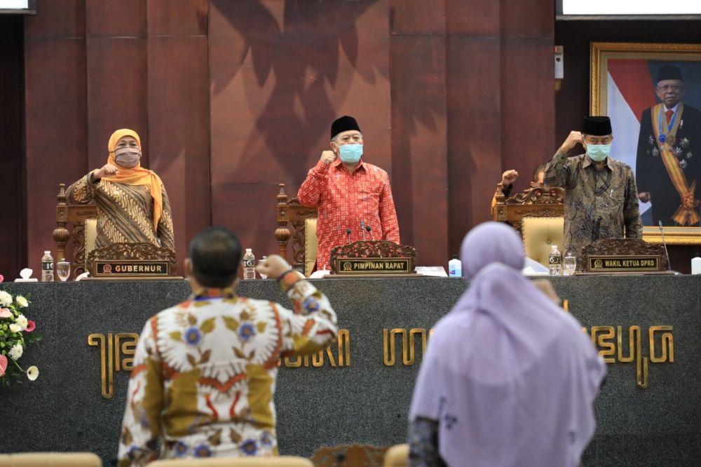 Gubernur Khofifah di DPRD Jatim