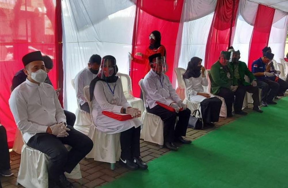 Ipuk Fiestiandani - H. Sugirah daftar ke KPU Banyuwangi (foto-foto: Fathurohman)