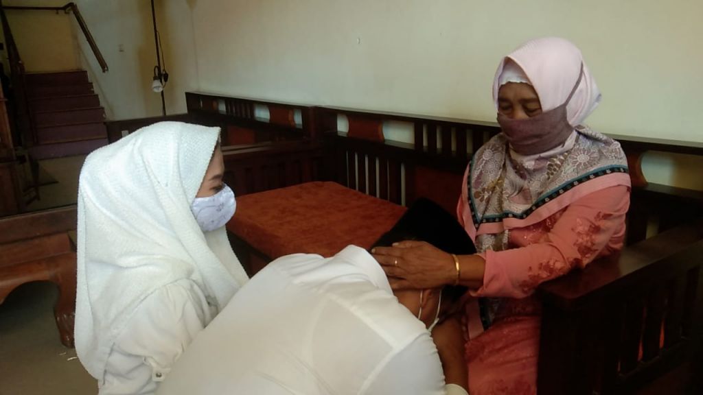 Mujiaman dan istri sungkem kepada ibunda Musringah