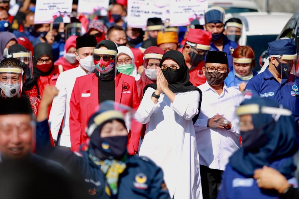 Ipuk dan Sugirah mendaftar ke KPU Banyuwangi dengan berjalan kaki
