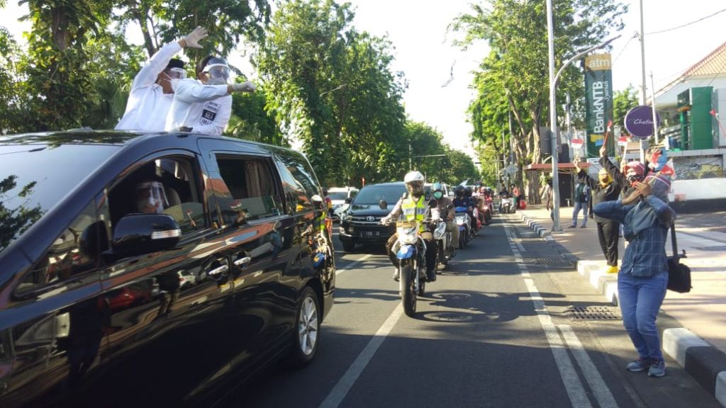 Machfud Arifin-Mujiaman menyapa pendukungnya di sepanjang jalan (Foto-foto: Zain Ahmad)