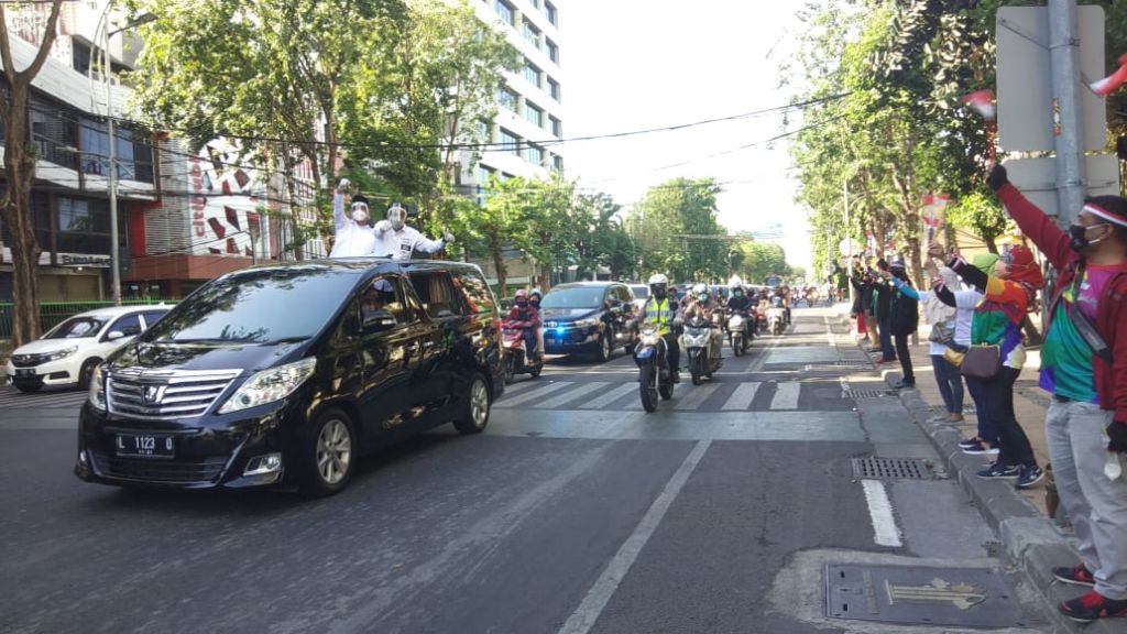 Ribuan relawan iringi Machfud Arifin dan Mujiaman mendaftar ke KPU