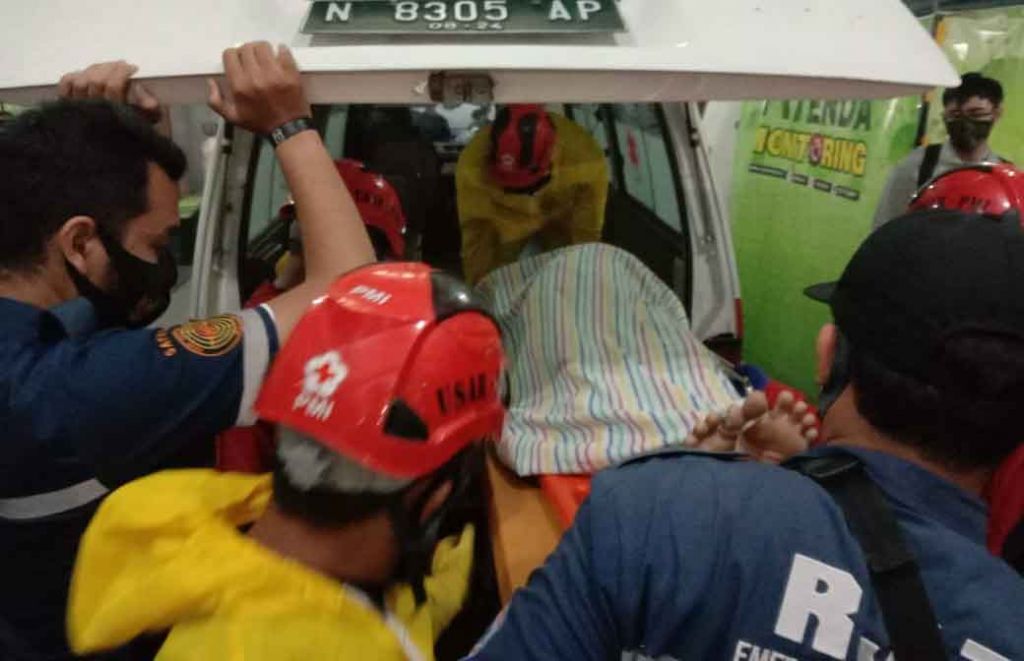 Petugas evakuasi korban yang tewas