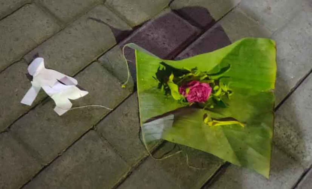 Barang-barang yang terletak di halaman KPU Kota Blitar