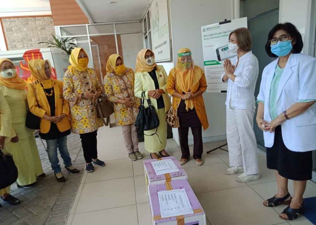 Pemberian bantuan kepada tenaga kesehatan