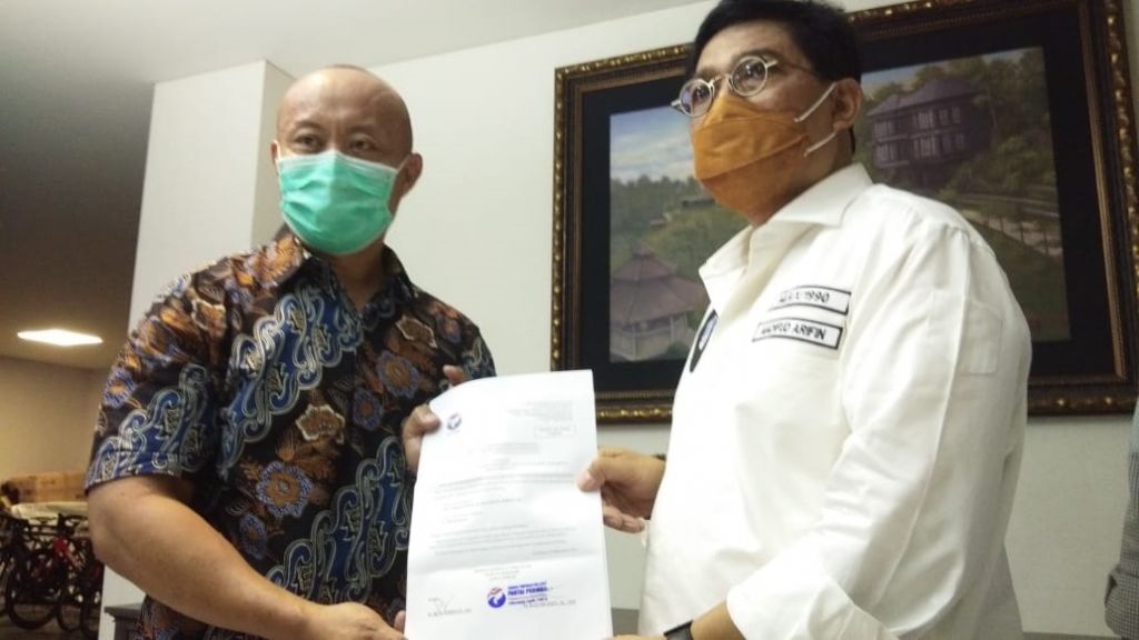 Ketua DPD Partai Perindo Kota Surabaya menyerahkan surat dukungan ke Machfud Arifin