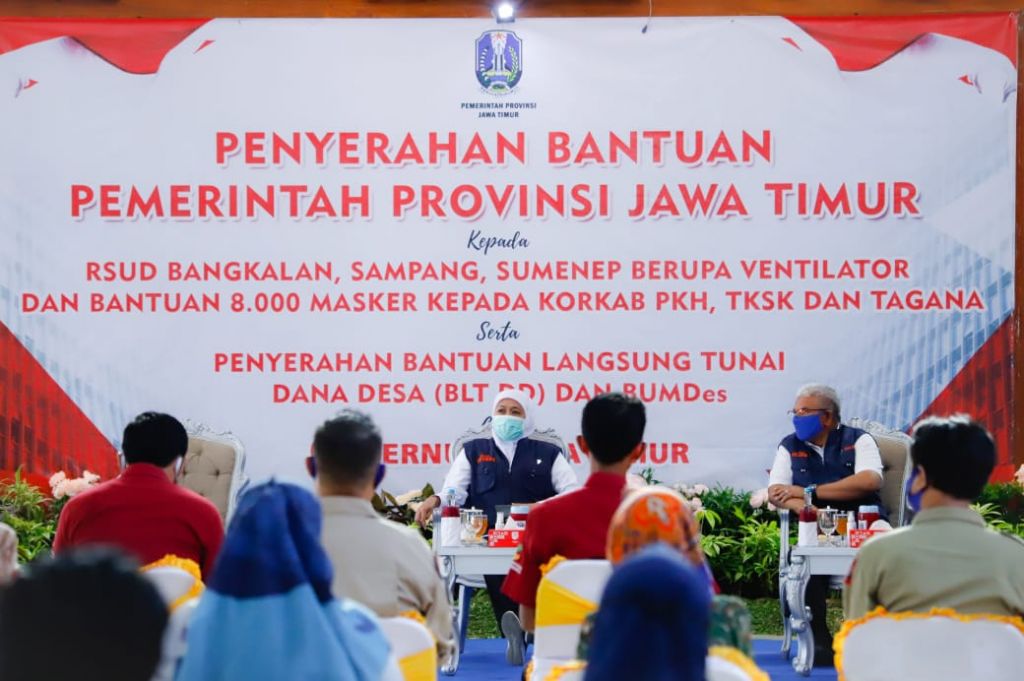 Penyerahan bantuan di Madura