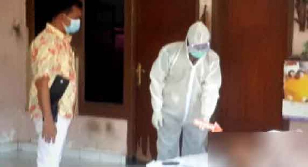 Petugas periksa kondisi korban WNA yang tewas