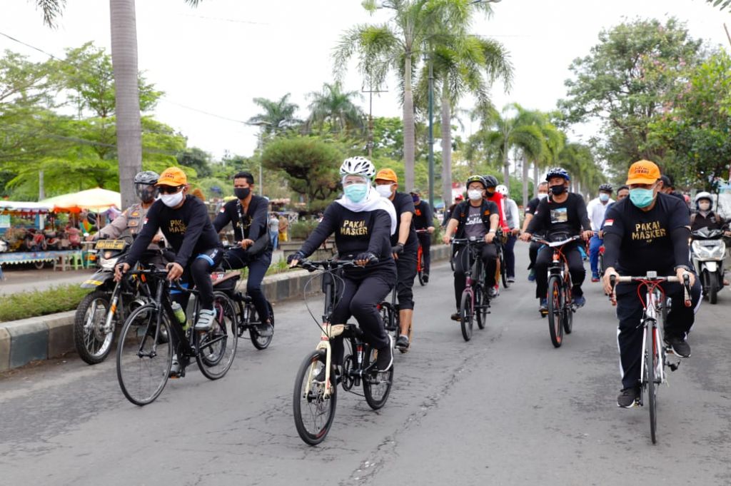 Gubernur Khofifah, Kapolda Jatim dan Pangdam V Brawijaya gowes di Kota Malang 
