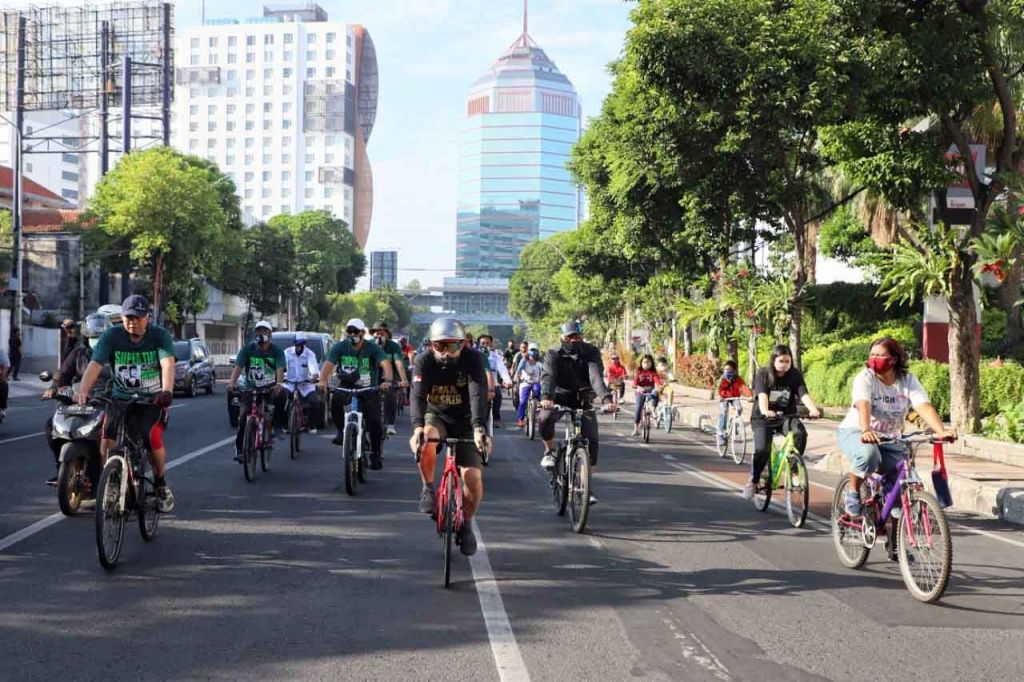 Machfud Arifin gowes bersama komunitas dan relawan Tim Suramadu