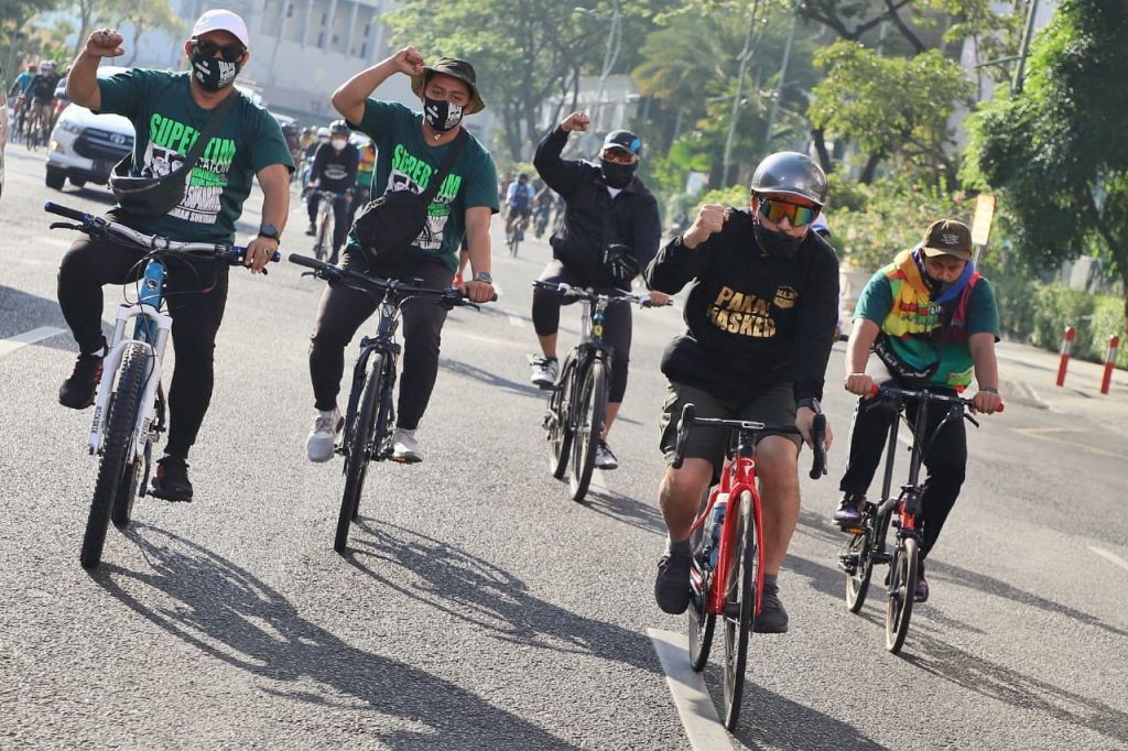 Foto: Machfud Arifin Gowes ke Tambak Dalam dan Disambut Antusias Warga