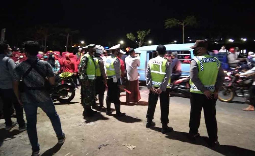 Kegiatan sosialisasi Eri Cahyadi-Armudji di depan Stadion GBT