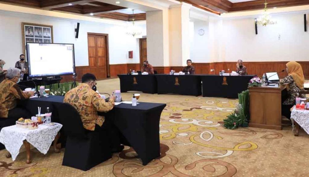 Khofifah dalam webinar dengan Kadin di Grahadi