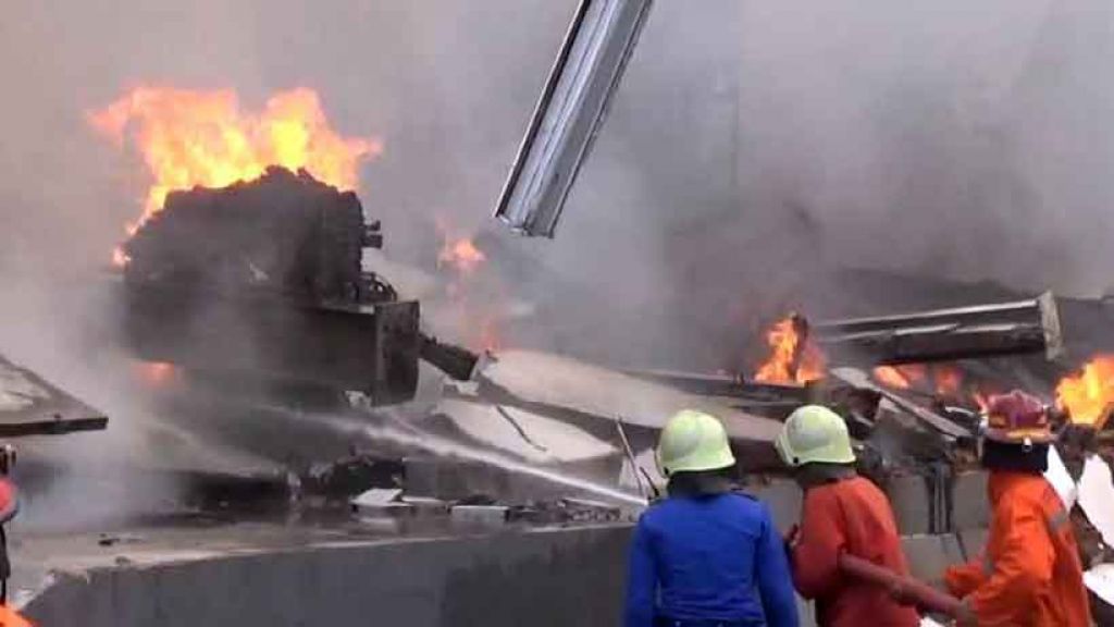 Petugas PMK padamkan kebakaran gudang popok di Malang