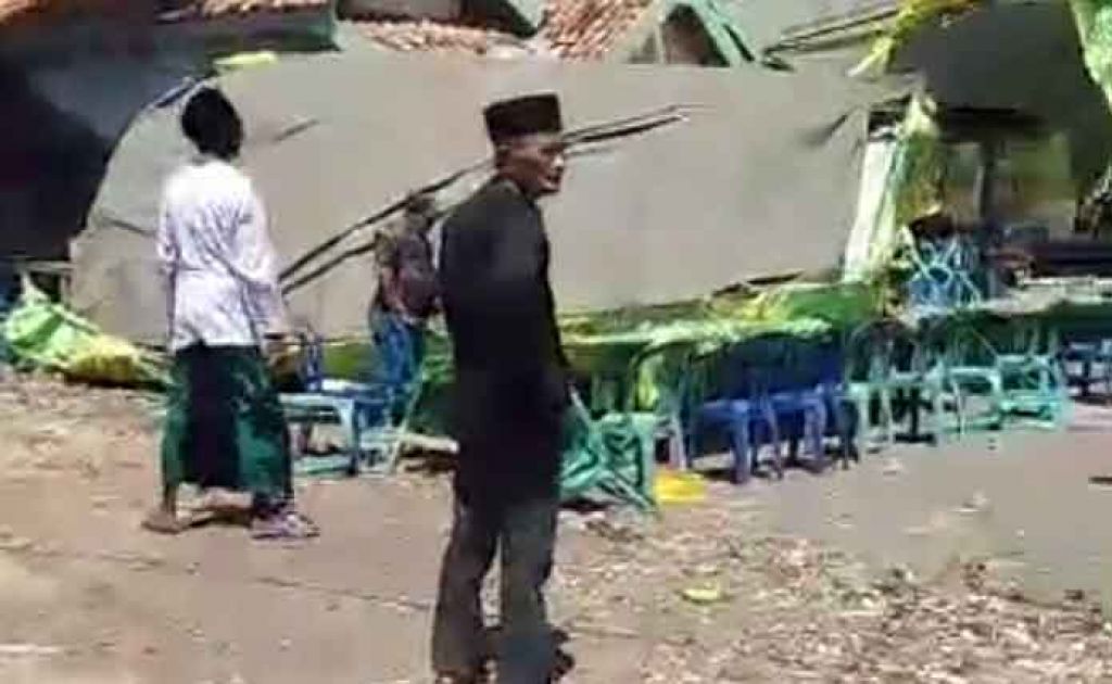 Tenda hajatan roboh diterjang angin kencang