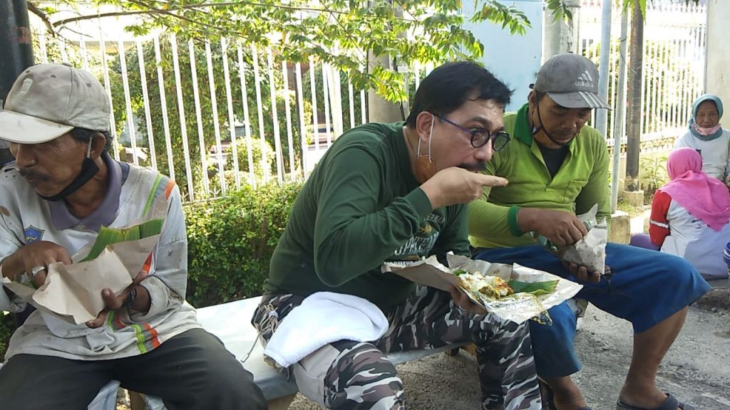 Foto: Machfud Arifin Berbaur dan Sarapan Bersama Petugas Kebersihan