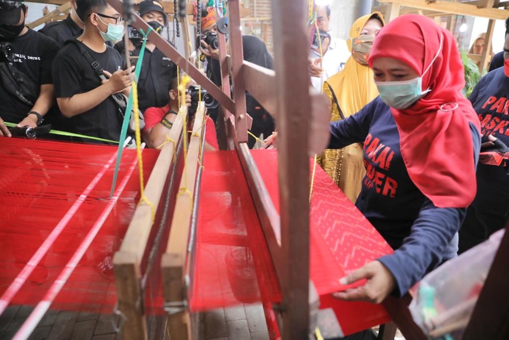 Khofifah Apresiasi Anak Muda di Kediri Meneruskan Tradisi Tenun Ikat