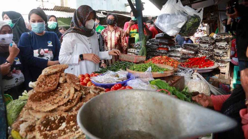 Calon Bupati Ipuk Fiestiandani Azwar Anas bertemu pedagang di Banyuwangi 