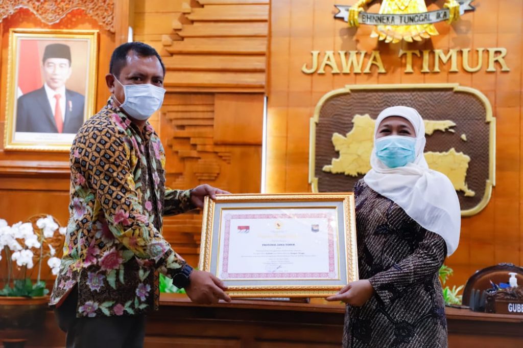 Kemendagri memberikan penghargaan untuk Pemprov Jatim melalui Gubernur Khofifah Indar Parawansa