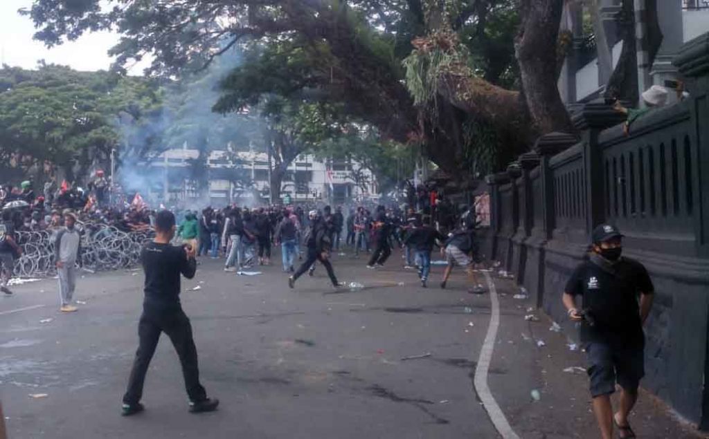 Aksi mahasiswa di Malang tolak RUU Omnibus Law dan UU Cipta Kerja berlangsung ricuh