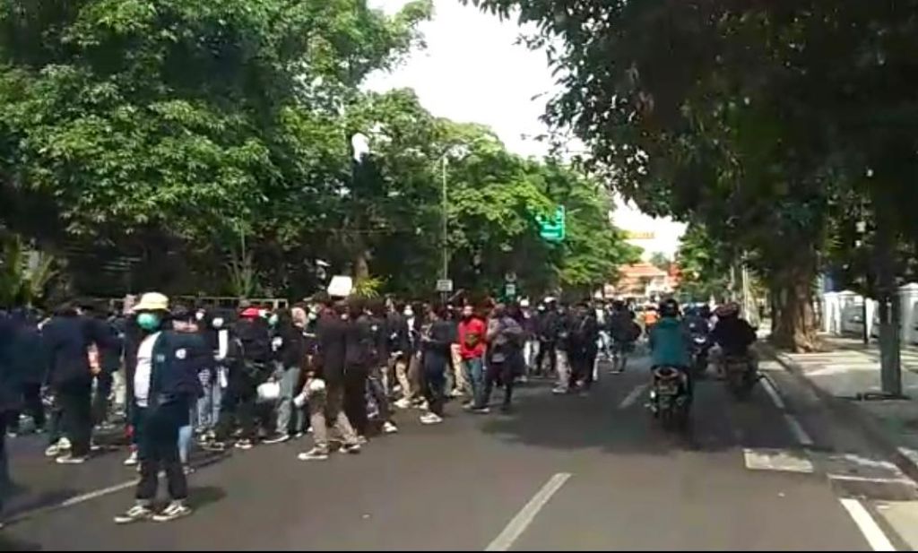 Massa Penolak Omnibus Law di Surabaya Sempat Kepung Rumah Dinas Risma