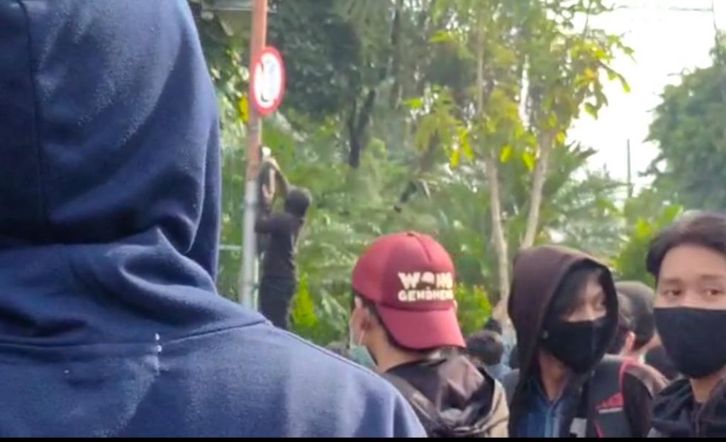 Aksi massa merusak perangkat kamera CCTV (foto-foto Tito/jatimnow.com)