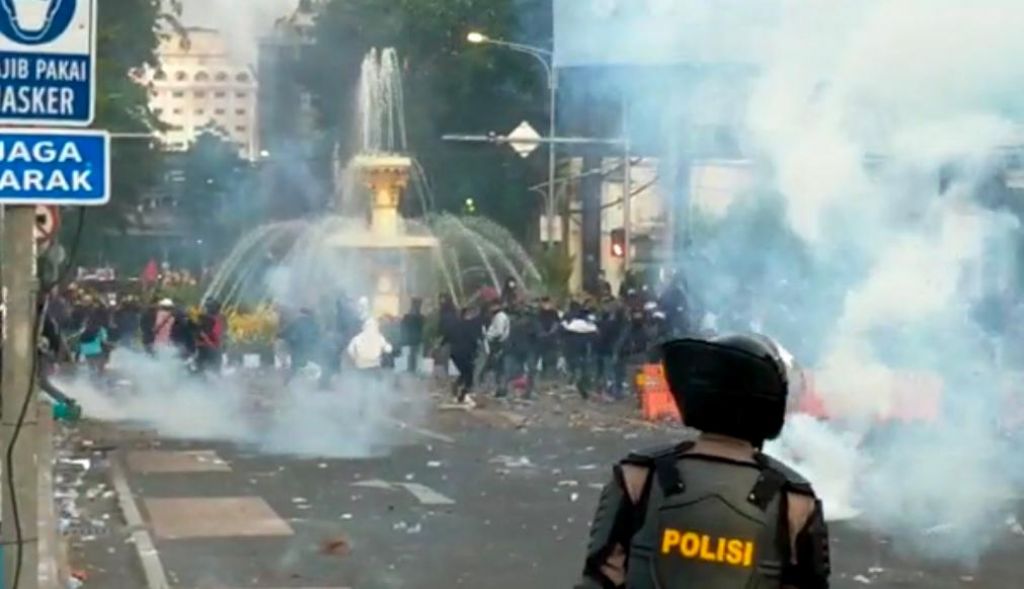 Massa penolak Omnibus Law di Surabaya kembali berbuat onar