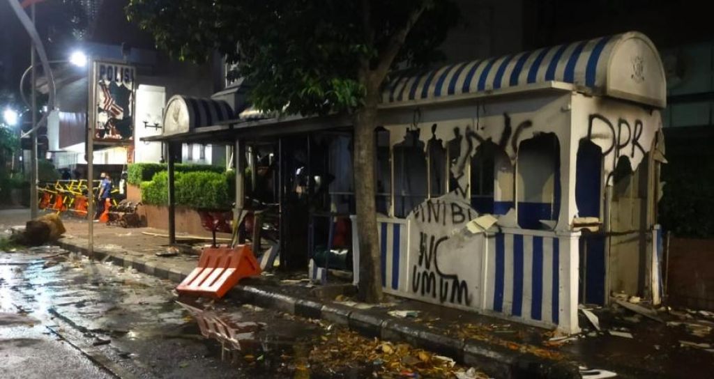 Pos polisi depan Tunjungan Plaza Surabaya yang dirusak dan dibakar massa penolak Omnibus Law