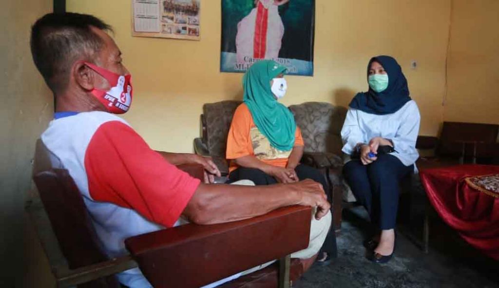 Saat Ipuk Fiestiandani Jenguk Istri Pengayuh Becak yang Sakit