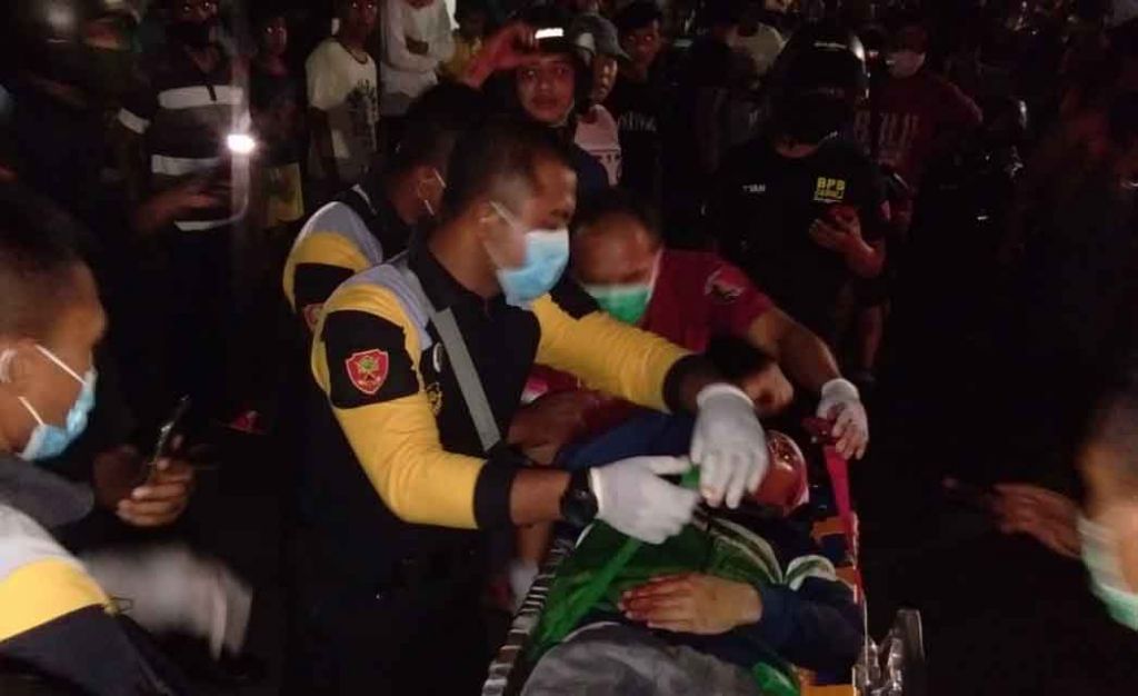 Korban yang dibacok mendapat perawatan dari petugas