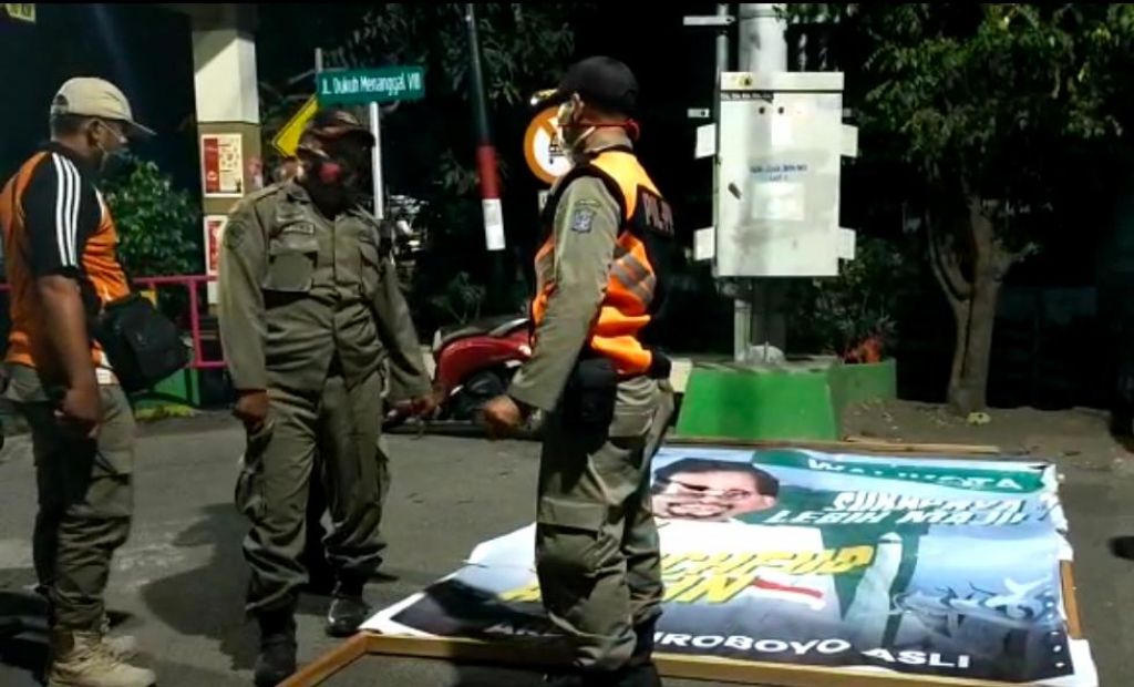 Penertiban APK Machfud Arifin oleh Satpol PP di jalan kampung Dukuh Menanggal VIII, Surabaya