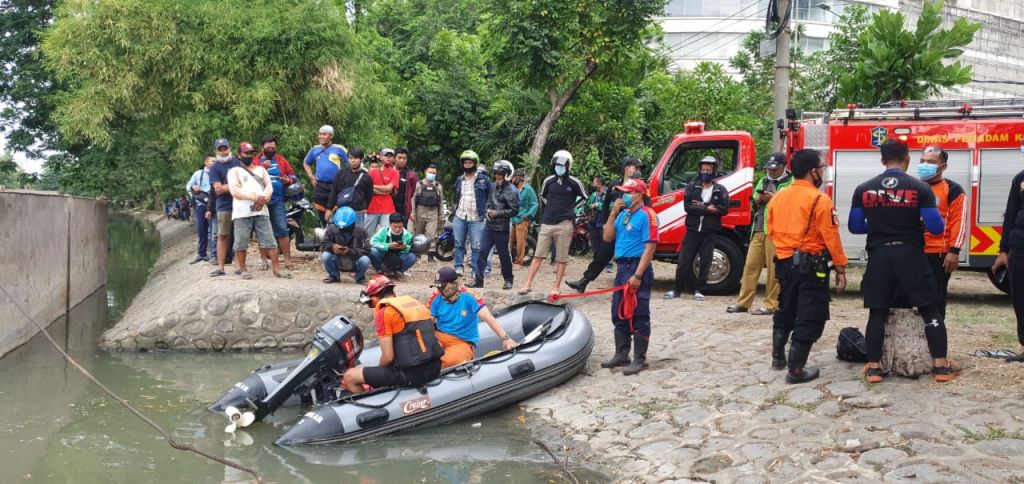 Petugas PMK kerahkan perahu karet cari korban