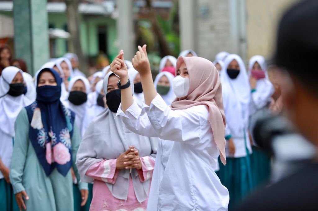 Calon Bupati Ipuk Fiestiandani bersama santri di Banyuwangi