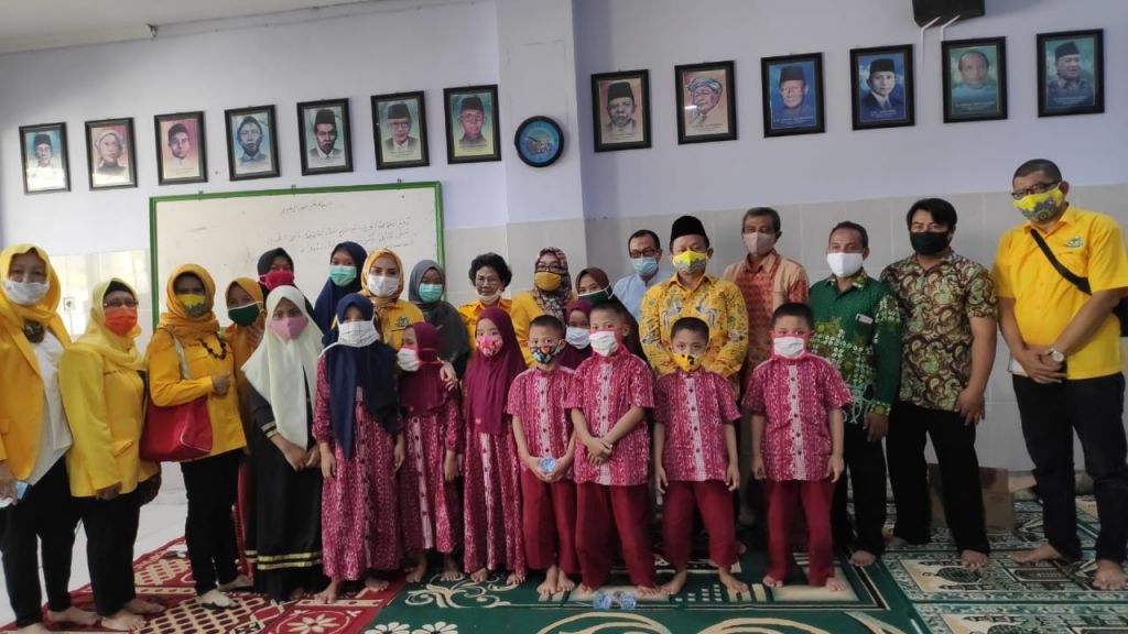 Penyerahan bantuan kepada panti asuhan 