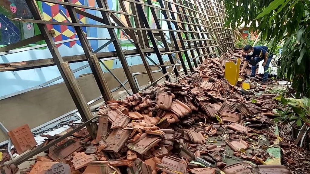 Atap TK Dharma Rini VIII di Kota Pasuruan yang ambruk