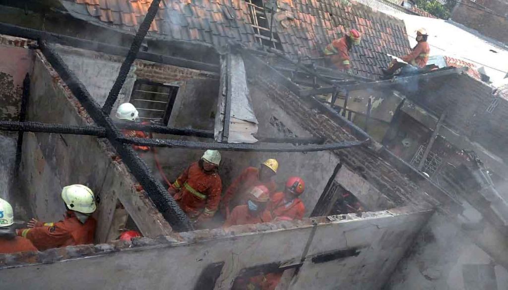 Rumah di Girilaya Surabaya Terbakar, 1 Orang Tewas dan Motor Hangus