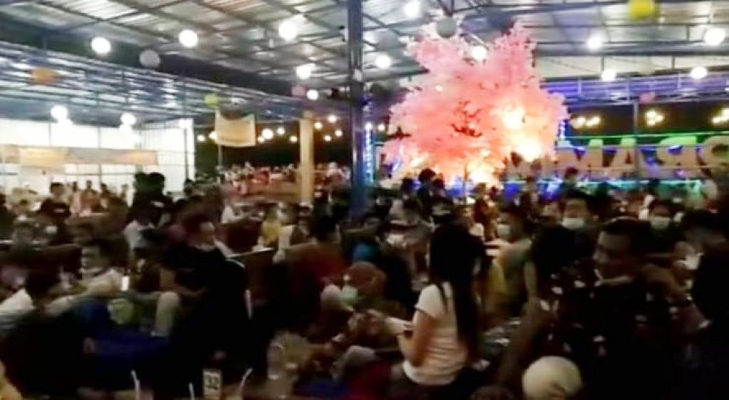 House music di Cafe Prambanan sebelum dibubarkan