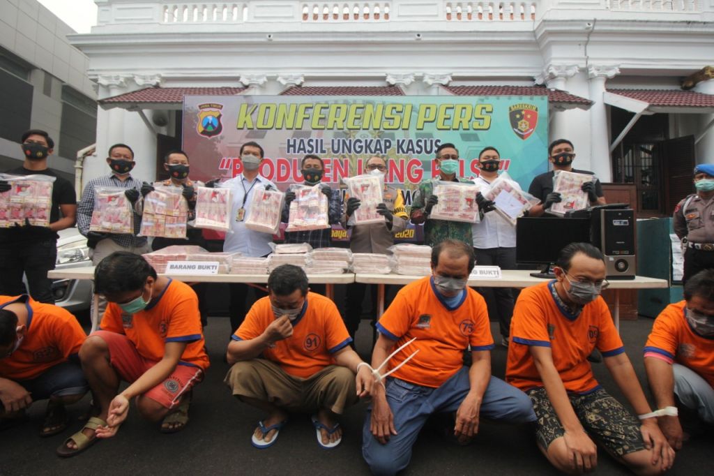 6 orang sindikat produsen dan pengedar upal serta upal yang disita dibeber di Mapolrestabes Surabaya