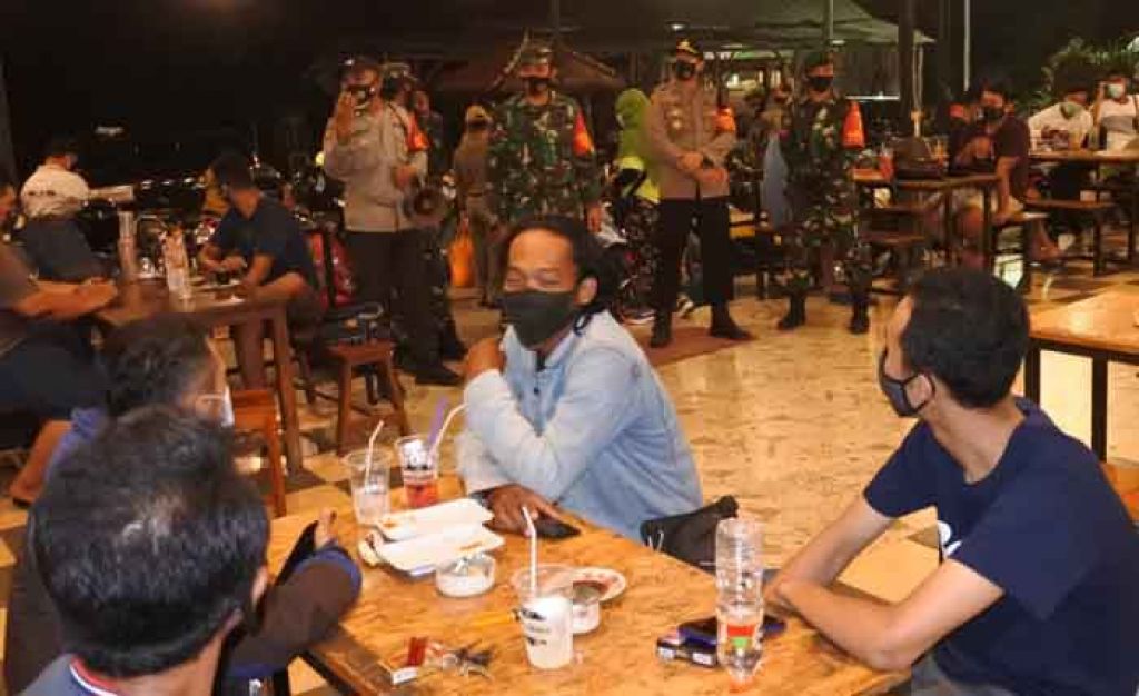 Operasi protokol kesehatan di cafe dan warkop di Manyar Gresik