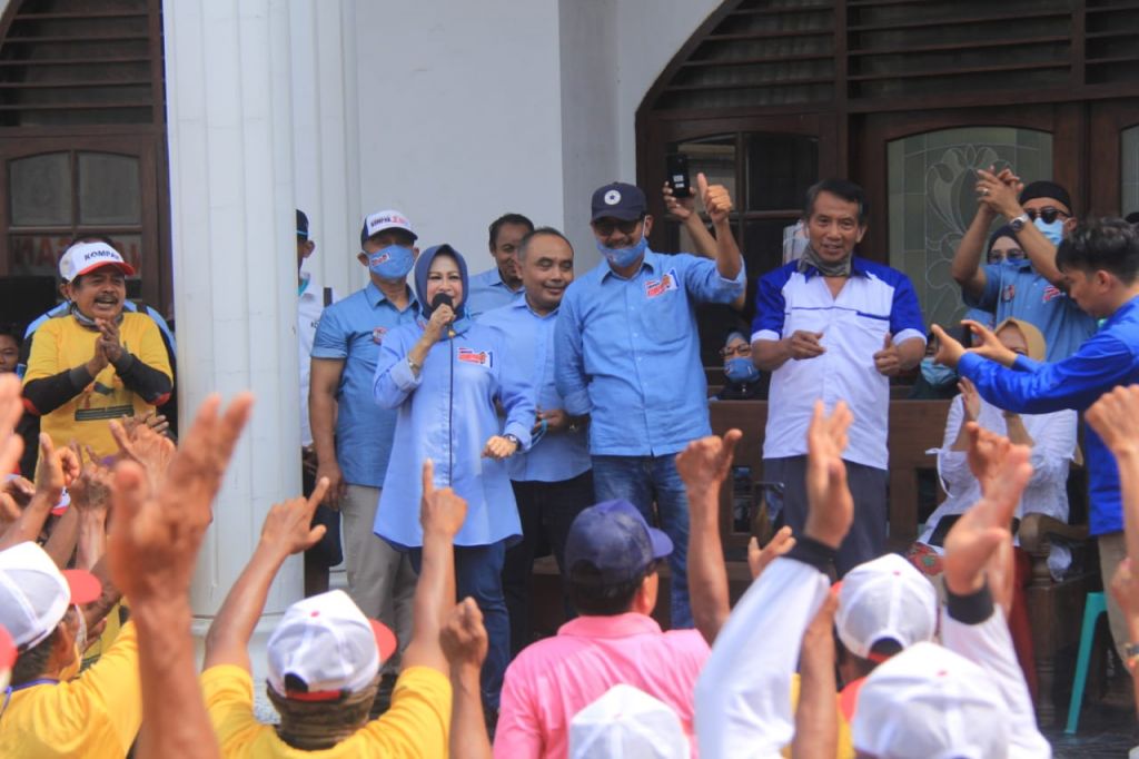 Suhandoyo-Astrid Wahid dengan tukang becak di Lamongan