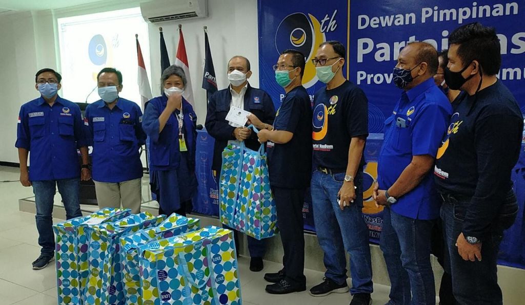 DPW Pastai NasDem bagikan 999 paket sembako dalam rangka HUT ke-9 dan Hari Pahlawan