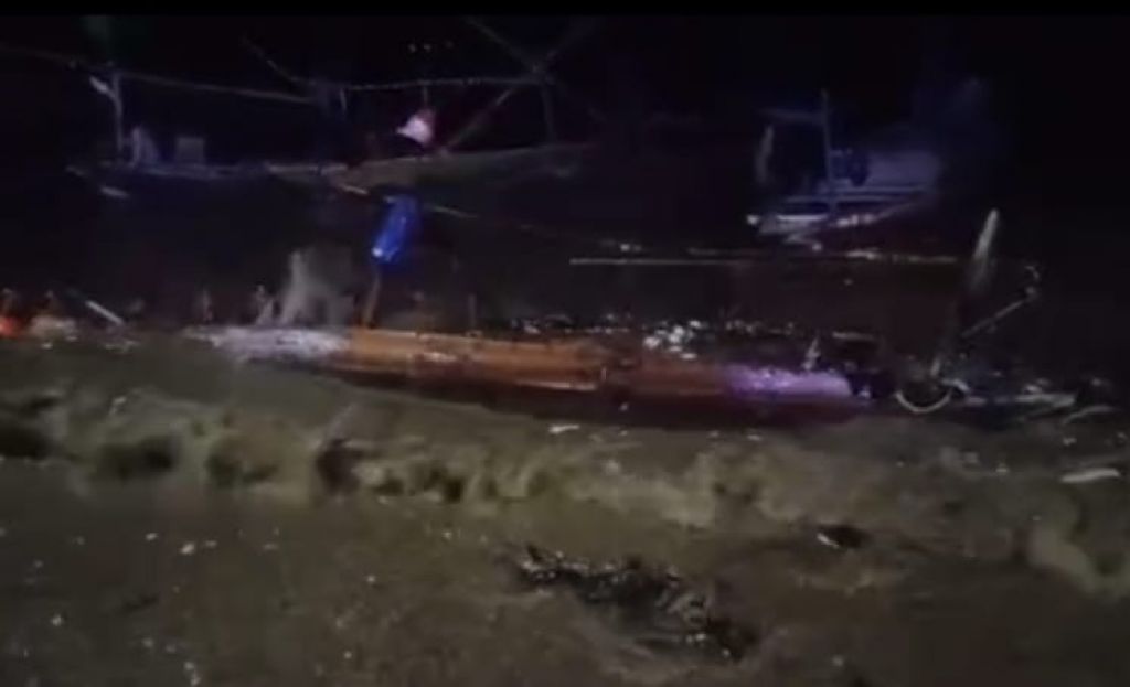 Banyak Perahu Nelayan di Pesisir Bulak Rusak Akibat Tersapu Ombak