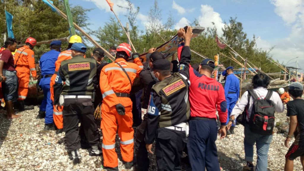 Petugas gabungan evakuasi perahu nelayan (Foto-foto: Istimewa)