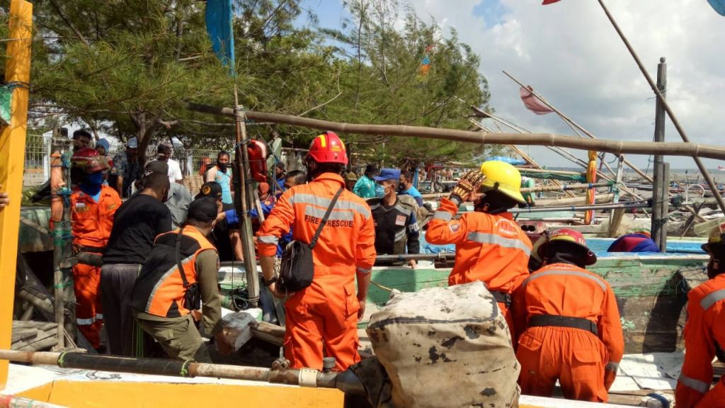 Petugas gabungan evakuasi perahu nelayan